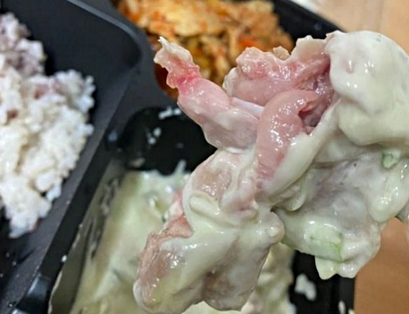 분홍빛 생닭고기 급식' 논란, 육사 생도의 분노