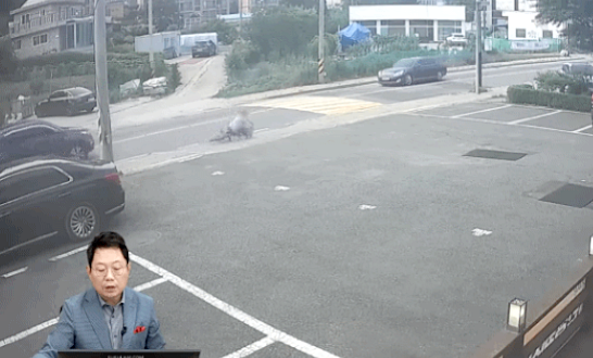 혼자 넘어진 후, 뒤차 때문? cctv는 다 알고있다