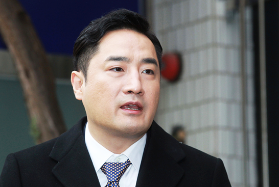 '가세연' 강용석, 김건모 빌딩 뺏으려 이슈몰이.. 타 연예인도 협박?