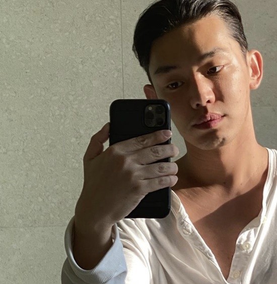 유아인 "동네 상가학원이나 차려" SNS 발언으로 논란