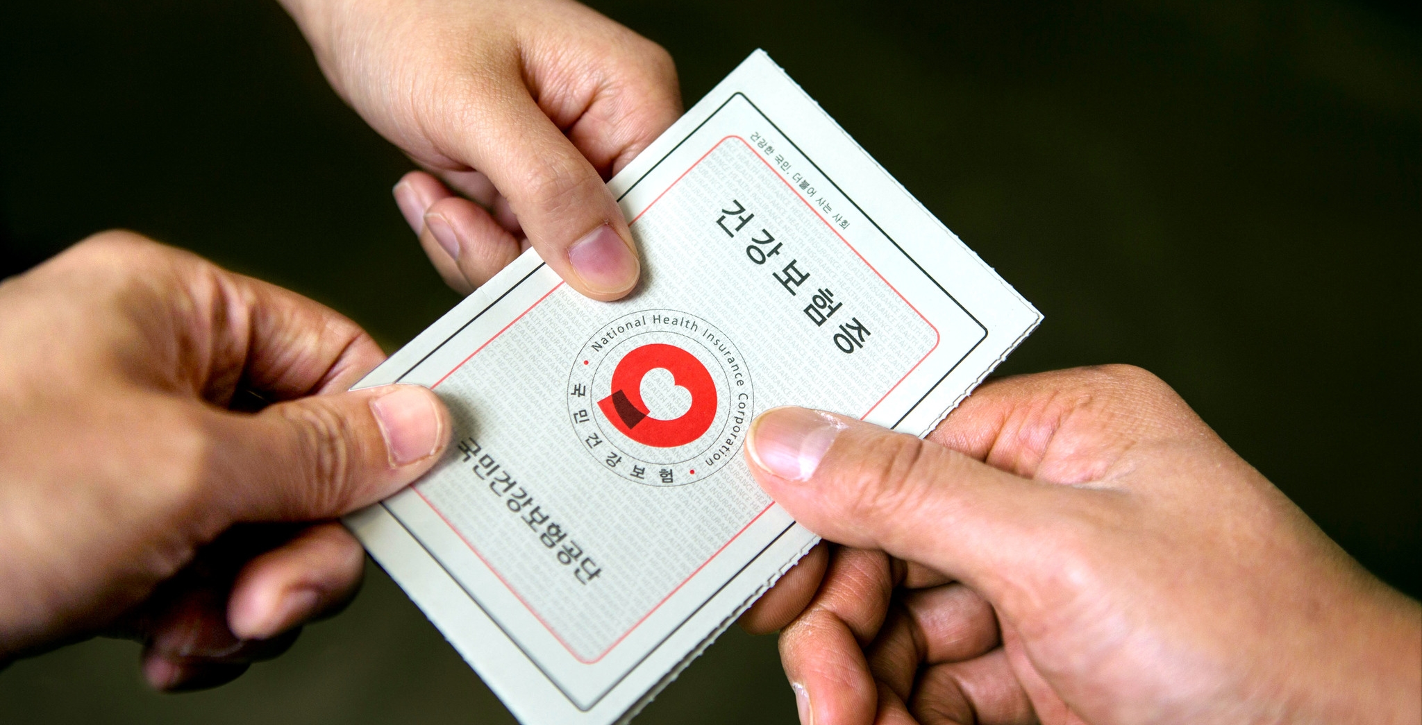 외국인 건강보험 가입 '체류기간 6개월으로', 난민도 허용