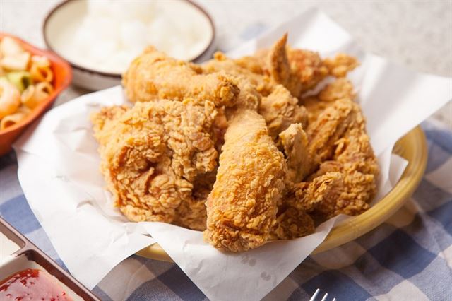 닭고기값 27%나 내렸는데 치킨값은 요지부동 '2만원대'