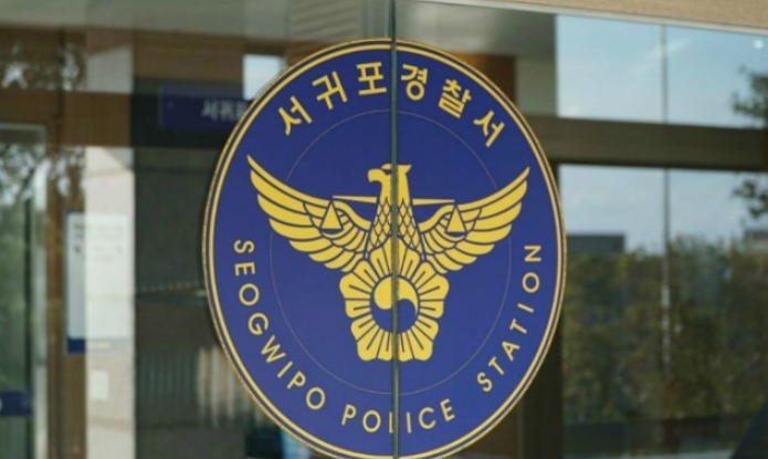 문 못여는 할머니 도와주다 숨지게 한 30대