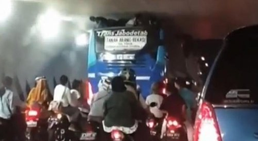 버스 지붕 올라가 '무임승차' 하려다 터널서 천장에 끼인 소년들