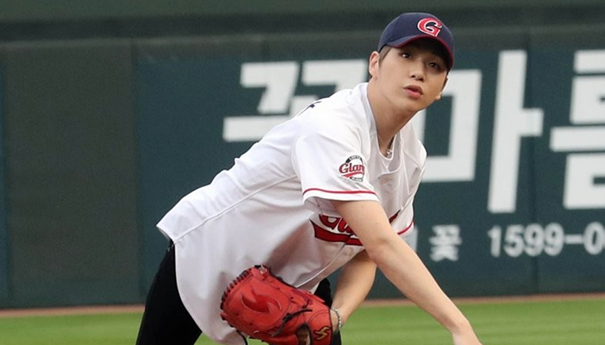 강다니엘, 사직구장서 완벽 시구...센터 기운 받은 롯데 6연패 탈출