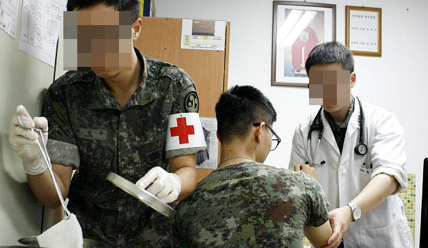 의무병으로 복무하며 절대 일어나면 안 될 비극을 직접 본 남자