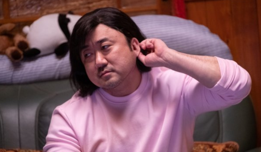 마동석 '단발머리'와 '핑크 맨투맨'으로 새로운 연기 변신 예고