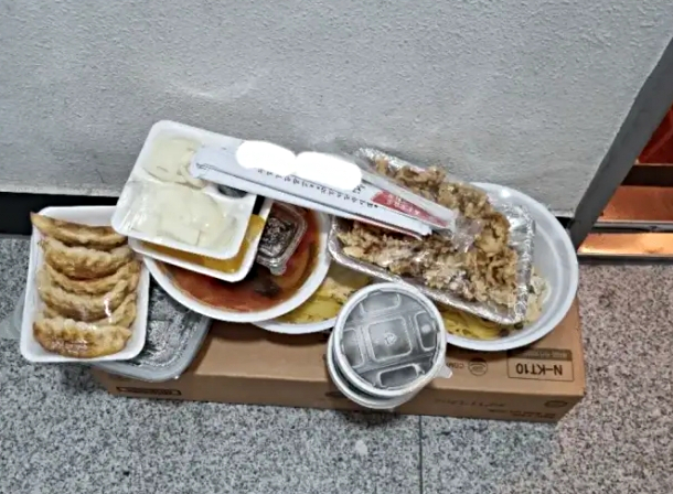 "아기 물티슈 위 배달음식, 다 버려" 논란의 리뷰